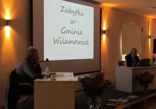Burmistrz Marian Trela omawia program renowacji kapliczek  w Gminie-Wilamowice